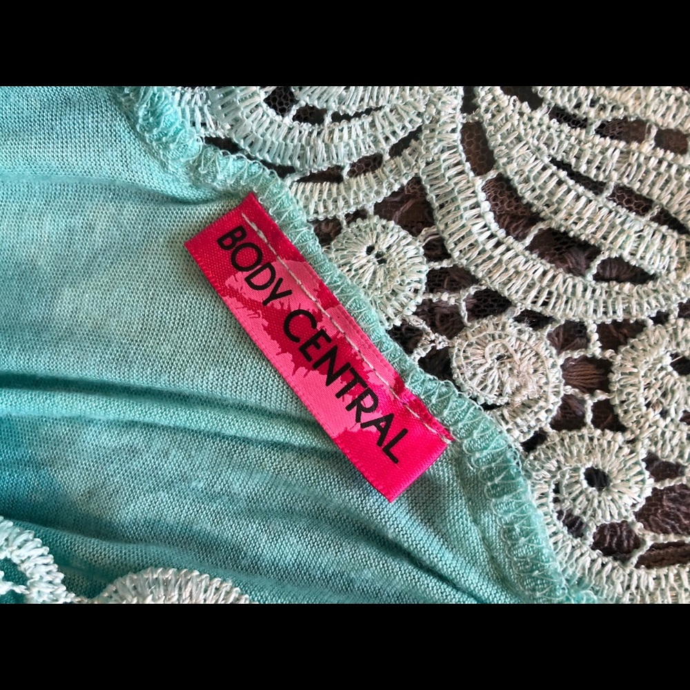 Pretty Embroidered Tank - Picture 4 of 4
